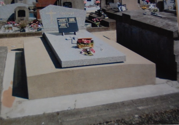 La dernière tombe de Charles Cécile, dans le cimetière d'Estavel, à Brive-la-Gaillarde